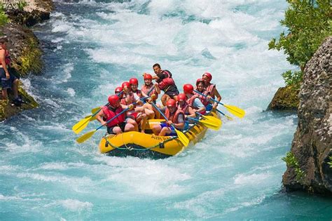 Raft: Phiêu Lưu Trên Biển Xanh Và Những Tác Năng Sáng Tạo Kì Diệu!