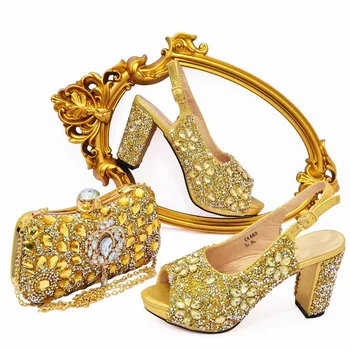 Modne damskie buty złotym kolorze, torebka w kolorze z dużą ozdobą w postaci kryształów, czółenka w stylu afrykańskim i torba w komplecie CR660, obcas 9 cm